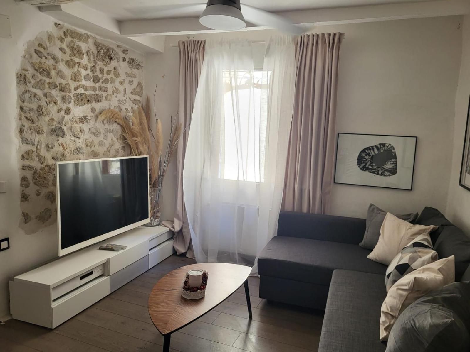 Spacious Town House With Balcony 蒙塔尼亚克 外观 照片